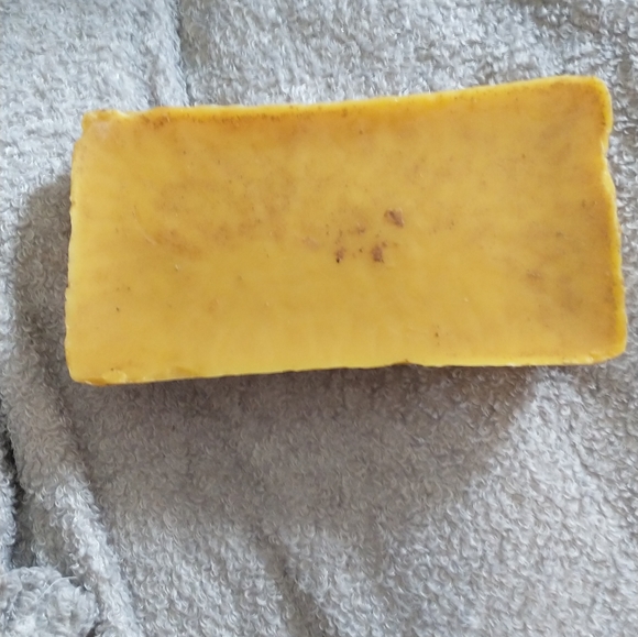 Raw, unfiltered bees wax, contains the propolis. - Picture 2 of 2